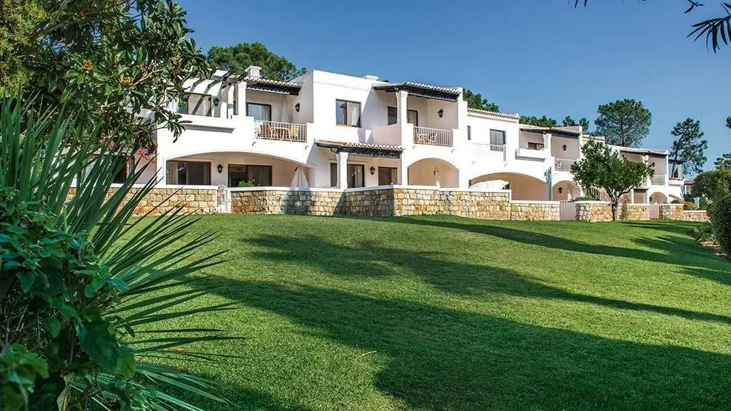 Exterior view of Four Seasons Country Club showcasing lush greenery and elegant architecture.
