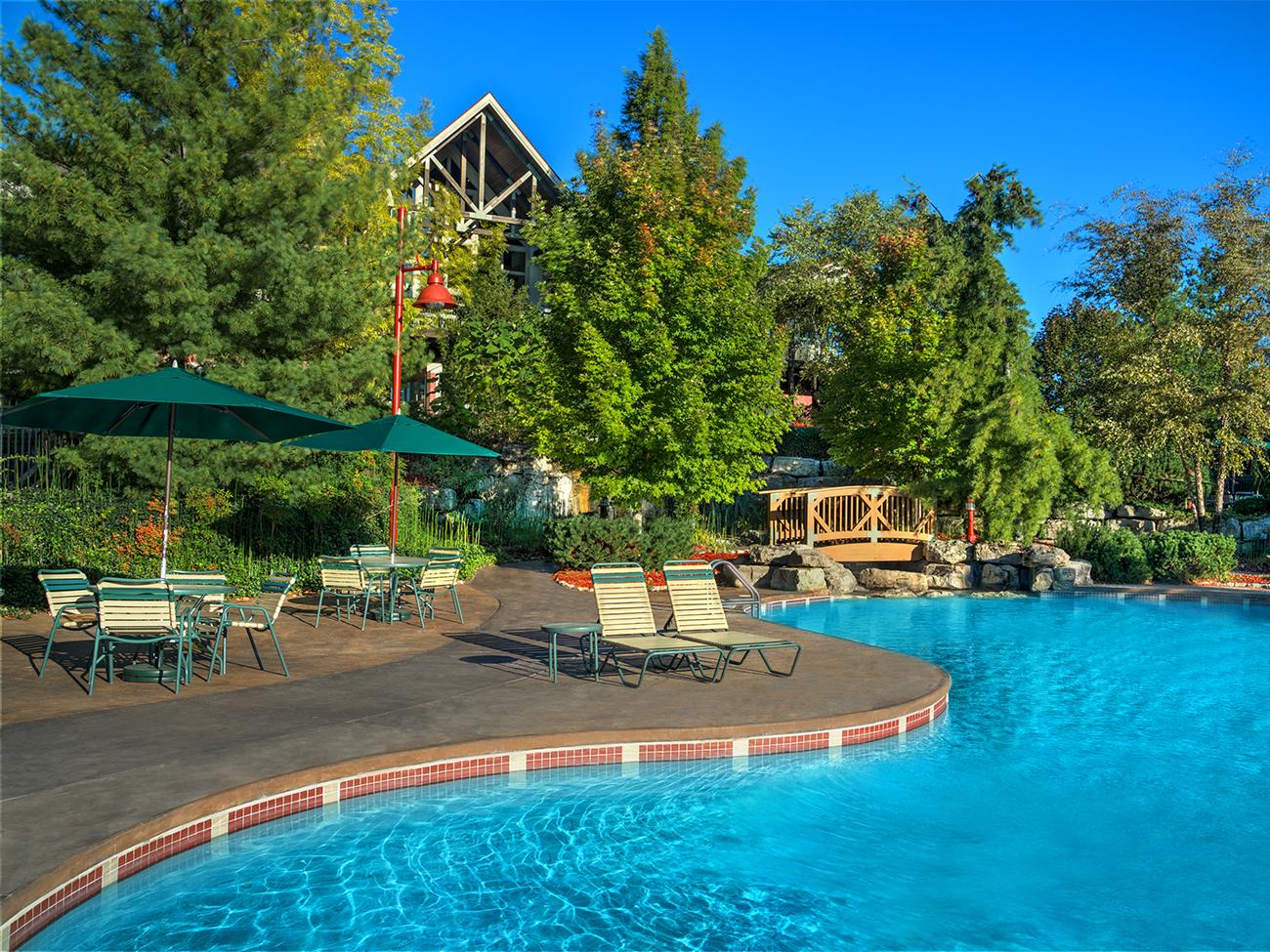 Pool and exterior of Marriott's Willow Ridge Lodge resort timeshare location
