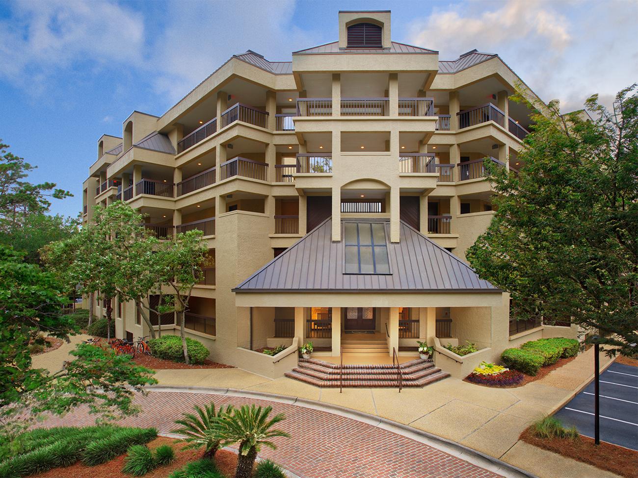 Main entrance, exterior and brick paved drive of Marriott's Heritage Club resort timeshare